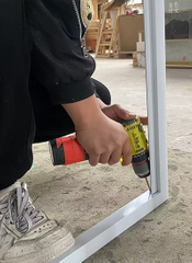 Construindo e instalando o gabinete de exibição personalizado